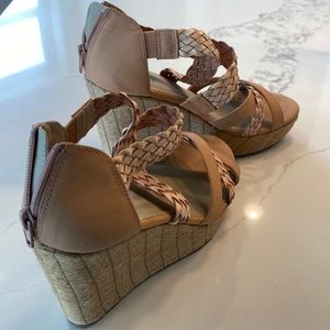 The Buckle Selena heels, sz 8, manmade material in tan / cream